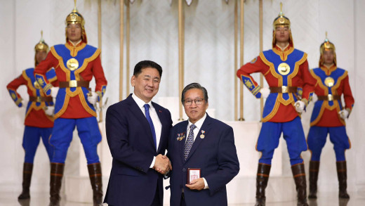 Бөөр, элэг шилжүүлэн суулгах аргыг нэвтрүүлж, нутагшуулсан Д.Нямсүрэн, О.Сэргэлэн нарт Ардын эмч цол хүртээлээ