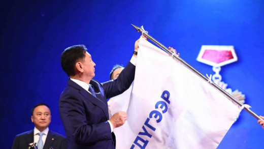 Түүхт 100 жилийн ойг нь тохиолдуулан Улсын I төв эмнэлгийг Хөдөлмөрийн баатар цолоор шагналаа