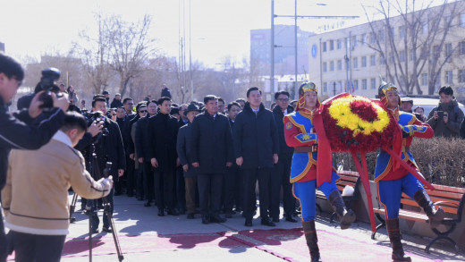 Монголын төр, нийгмийн нэрт зүтгэлтэн Ж.Батмөнх агсны хөшөөнд цэцэг өргөж, хүндэтгэл үзүүллээ