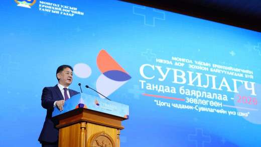 У.Хүрэлсүх ард түмнийхээ өмнөөс сувилагч нарт талархал илэрхийллээ